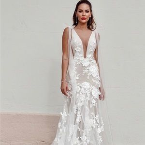 BRAND NEW Ivory wedding dress size 4